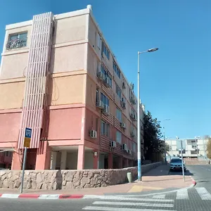 לבקר במלון